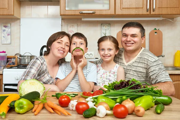 mutfak iç evde, taze meyve ve sebze, sağlıklı gıda kavramı, kadın, erkek ve pişirme ve having fun çocuk aile portresi