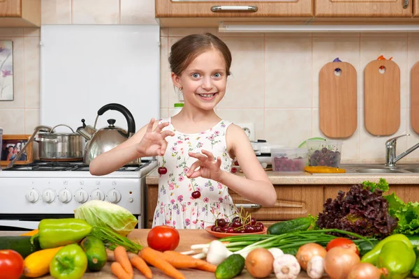 çocuk kız oyun ve sahip eğlenceli kiraz, meyve ve sebze ile