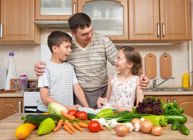 Baba ve iki çocuk yemek kitabı ve seçim yemekleri okuma. 