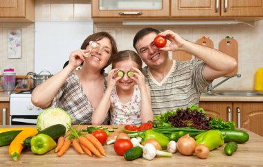 mutfak iç evde, taze meyve ve sebze, sağlıklı gıda kavramı, kadın, erkek ve çocuk yemek aile