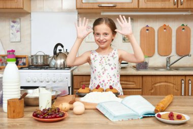 Kız pişirme kurabiyeler. Ev mutfak iç. Sağlıklı gıda kavramı