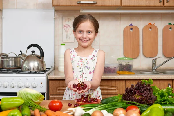 avuç kiraz, meyve ve sebze ile poz kız çocuk