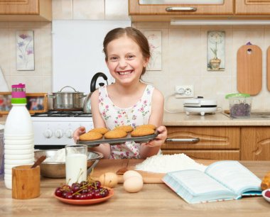 Kız pişirme kurabiyeler. Ev mutfak iç. Sağlıklı gıda kavramı