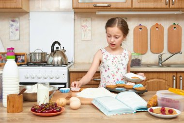 Kız pişirme kurabiyeler. Ev mutfak iç. Sağlıklı gıda kavramı