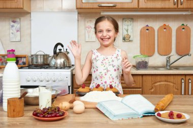 Kız pişirme kurabiyeler. Ev mutfak iç. Sağlıklı gıda kavramı