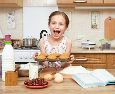 Kız pişirme kurabiyeler. Ev mutfak iç. Sağlıklı gıda kavramı