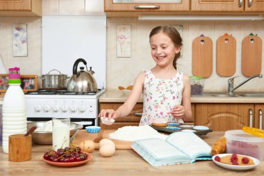 Kız pişirme kurabiyeler. Ev mutfak iç. Sağlıklı gıda kavramı