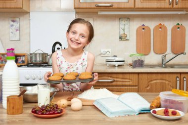 Kız pişirme kurabiyeler. Ev mutfak iç. Sağlıklı gıda kavramı