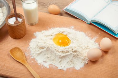 Un ve yumurta sarısı closeup ahşap bir arka plan üzerinde pişirme için. Çiğ gıda ve mutfak gereçleri.