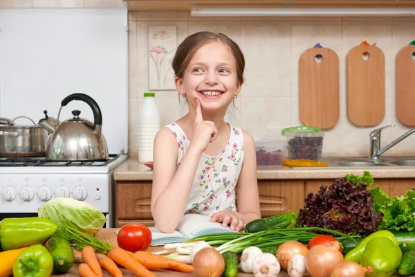 Kind meisje met groenten en fruit in huis keuken interieur, — Stockfoto