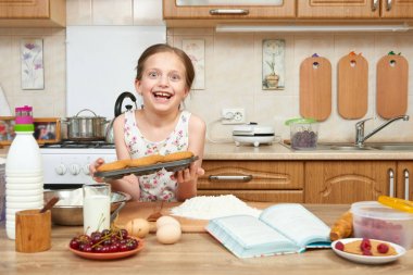 Kız pişirme kurabiyeler. Ev mutfak iç. Sağlıklı gıda kavramı