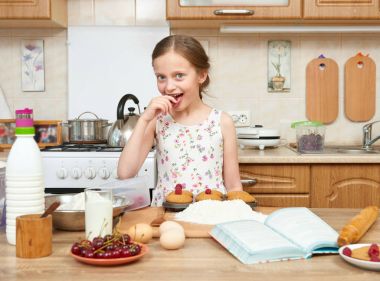 Kız pişirme kurabiyeler. Ev mutfak iç. Sağlıklı gıda kavramı