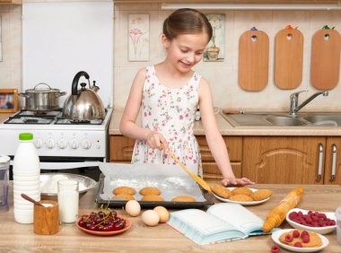 Kurabiye ev mutfak pişirme kız çocuk. Çiğ gıda ve meyve. Sağlıklı gıda kavramı.