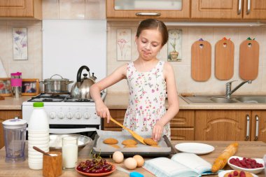 Kurabiye ev mutfak pişirme kız çocuk. Çiğ gıda ve meyve. Sağlıklı gıda kavramı.