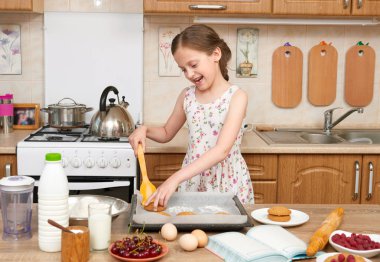 Kurabiye ev mutfak pişirme kız çocuk. Çiğ gıda ve meyve. Sağlıklı gıda kavramı.