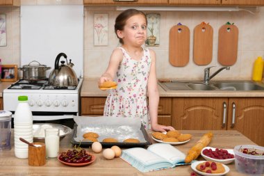 Kurabiye ev mutfak pişirme kız çocuk. Çiğ gıda ve meyve. Sağlıklı gıda kavramı.