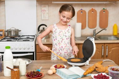 Waffle ev mutfak pişirme kız çocuk. Çiğ gıda ve meyve. Sağlıklı gıda kavramı.