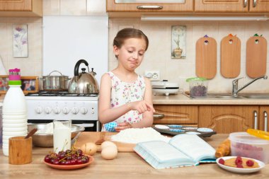 Kız pişirme kurabiyeler. Ev mutfak iç. Sağlıklı gıda kavramı