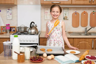 Kurabiye ev mutfak pişirme kız çocuk. Çiğ gıda ve meyve. Sağlıklı gıda kavramı.