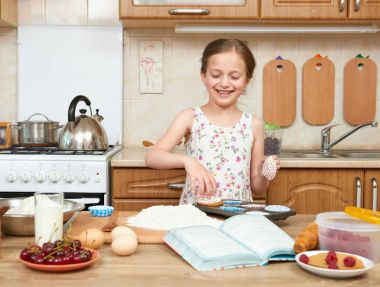 Kız pişirme kurabiyeler. Ev mutfak iç. Sağlıklı gıda kavramı