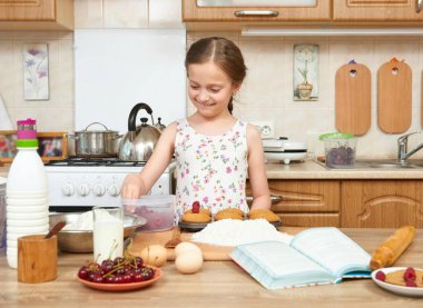 Kız pişirme kurabiyeler. Ev mutfak iç. Sağlıklı gıda kavramı