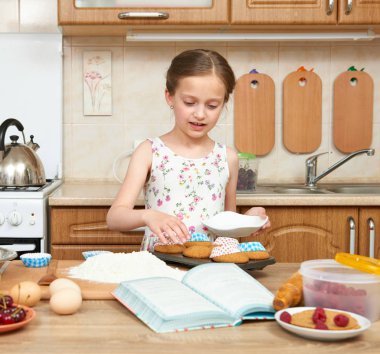 Kız pişirme kurabiyeler. Ev mutfak iç. Sağlıklı gıda kavramı