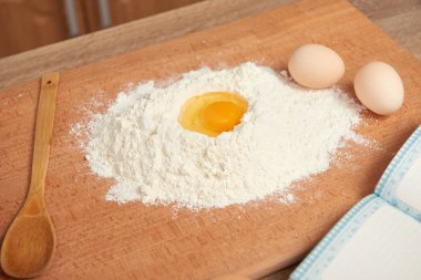 Un ve yumurta sarısı closeup ahşap bir arka plan üzerinde pişirme için. Çiğ gıda ve mutfak gereçleri.