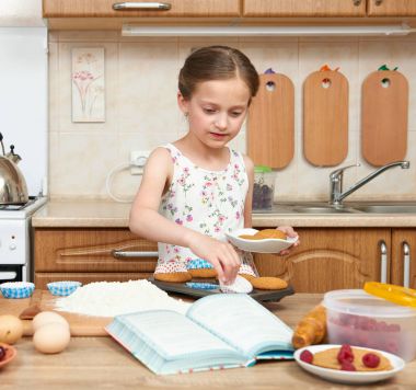 Kız pişirme kurabiyeler. Ev mutfak iç. Sağlıklı gıda kavramı