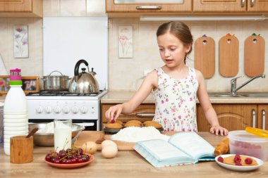 Kız pişirme kurabiyeler. Ev mutfak iç. Sağlıklı gıda kavramı