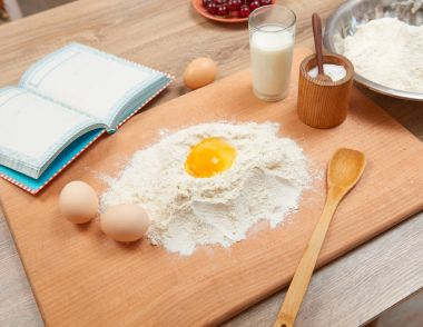 Un ve yumurta sarısı closeup ahşap bir arka plan üzerinde pişirme için. Çiğ gıda ve mutfak gereçleri.