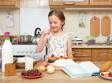 Kız pişirme kurabiyeler. Ev mutfak iç. Sağlıklı gıda kavramı