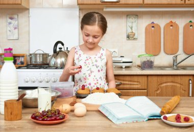 Kız pişirme kurabiyeler. Ev mutfak iç. Sağlıklı gıda kavramı