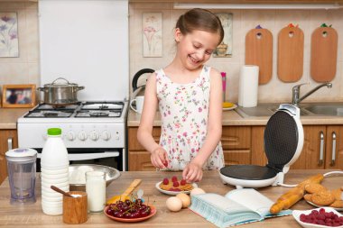 Waffle ev mutfak pişirme kız çocuk. Çiğ gıda ve meyve. Sağlıklı gıda kavramı.