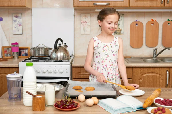 Kind meisje bakken koekjes in eigen keuken. Rauwkost en fruit. Gezonde voeding-concept. — Stockfoto