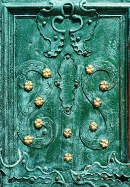 Eski demir kapı, sahte ve yeşil renkli arka plan, vintage tarzı, retro öğeler için altın çiçeklerle boyalı