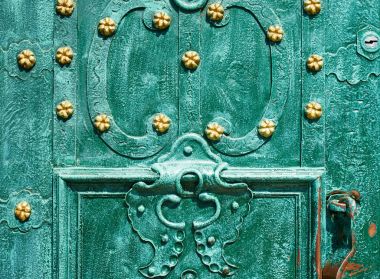 Eski demir kapı, sahte ve yeşil renkli arka plan, vintage tarzı, retro öğeler için altın çiçeklerle boyalı