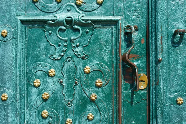 Old iron door, forged and painted in green color with golden flowers for background, vintage style, retro elements — Stock Photo, Image