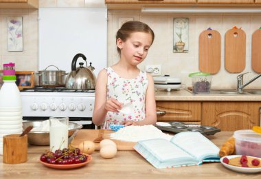 Kız pişirme kurabiyeler. Ev mutfak iç. Sağlıklı gıda kavramı