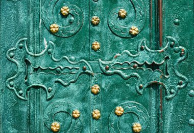 Eski demir kapı, sahte ve yeşil renkli arka plan, vintage tarzı, retro öğeler için altın çiçeklerle boyalı