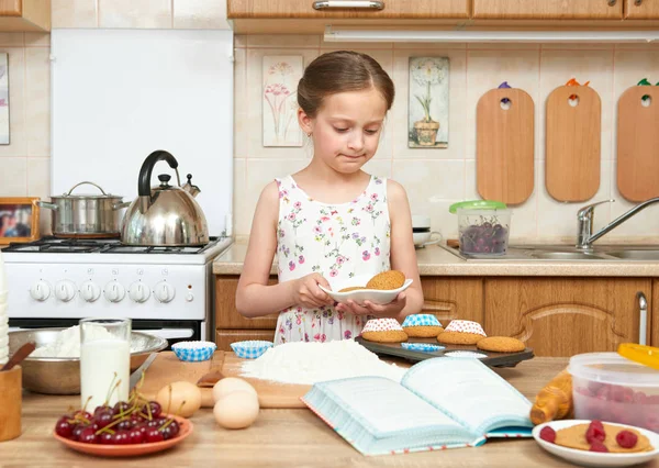 Kız pişirme kurabiyeler. Ev mutfak iç. Sağlıklı gıda kavramı