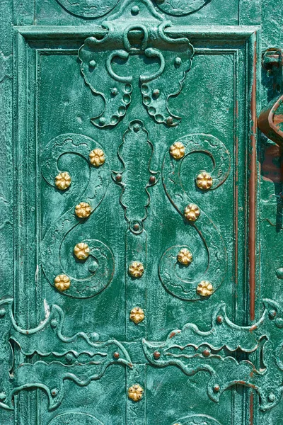 Old iron door, forged and painted in green color with golden flowers for background, vintage style, retro elements — Stock Photo, Image