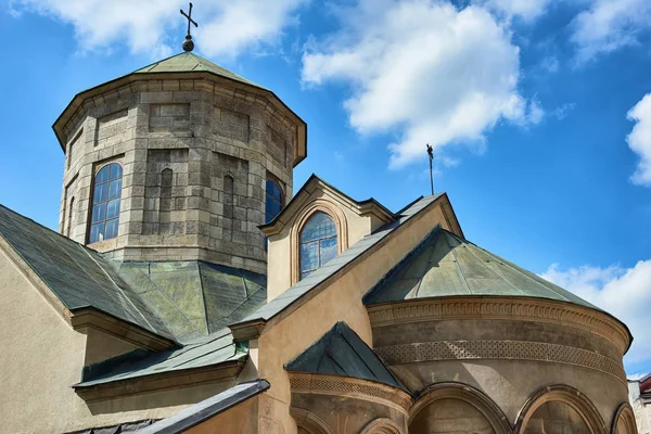 Lviv, Ucrânia - 5 de agosto de 2017, Fachada do pátio armênio, famoso centro de religião e cidade histórica — Fotografia de Stock