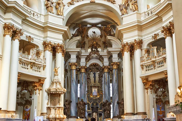 Lviv, Ucrania - 5 de agosto de 2017, interior de la Catedral Dominicana, famoso centro de religión y ciudad histórica —  Fotos de Stock