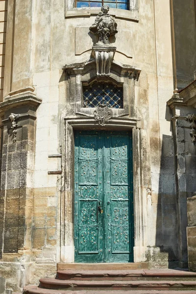 Lviv, Ukrayna - 5 Ağustos 2017 vintage kapı Dominik Katedrali, din ve tarihi şehir merkezinin ünlü
