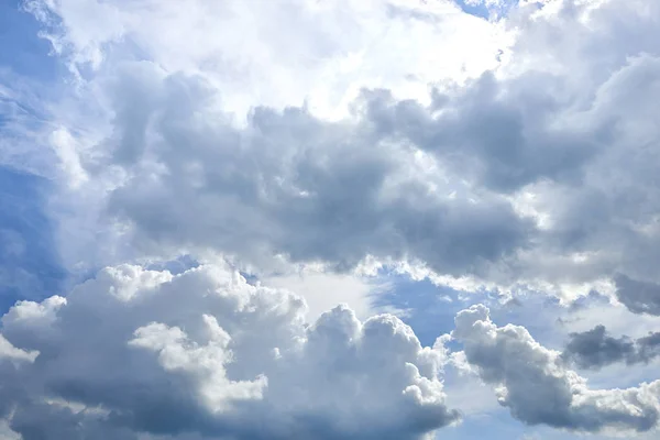 Cielo de contraste brillante como fondo en el día, temporada de verano —  Fotos de Stock