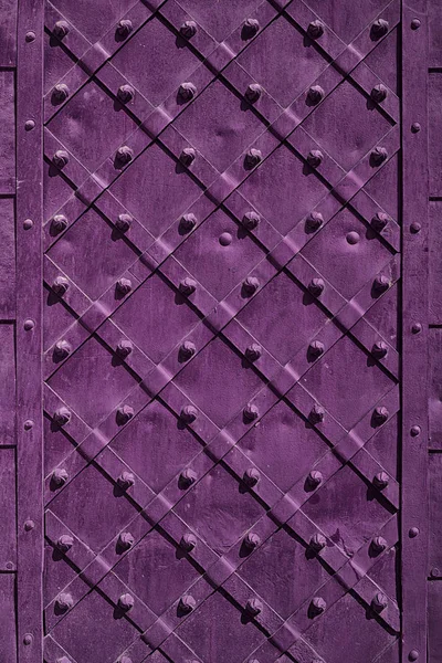 Железная дверь крупным планом для текстуры или фона, винтажный стиль, фиолетовый цвет — стоковое фото