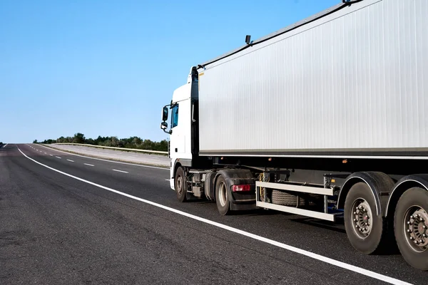 Caminhão na estrada com contentor em branco, conceito de transporte de carga — Fotografia de Stock