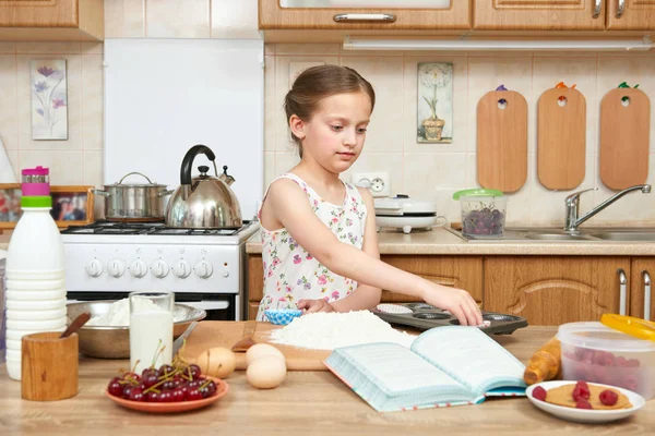 Kız pişirme kurabiyeler. Ev mutfak iç. Sağlıklı gıda kavramı