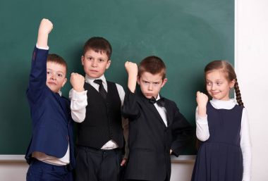 grup öğrenci boş kara tahta arka plan, yapması ve duygular, friendshp ve eğitim kavramı poz bir çete olarak