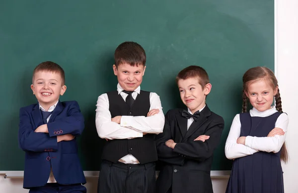 Gruppenschüler als Bande, die in der Nähe einer leeren Tafel posiert, Grimassen und Emotionen, Freundlichkeit und pädagogisches Konzept — Stockfoto